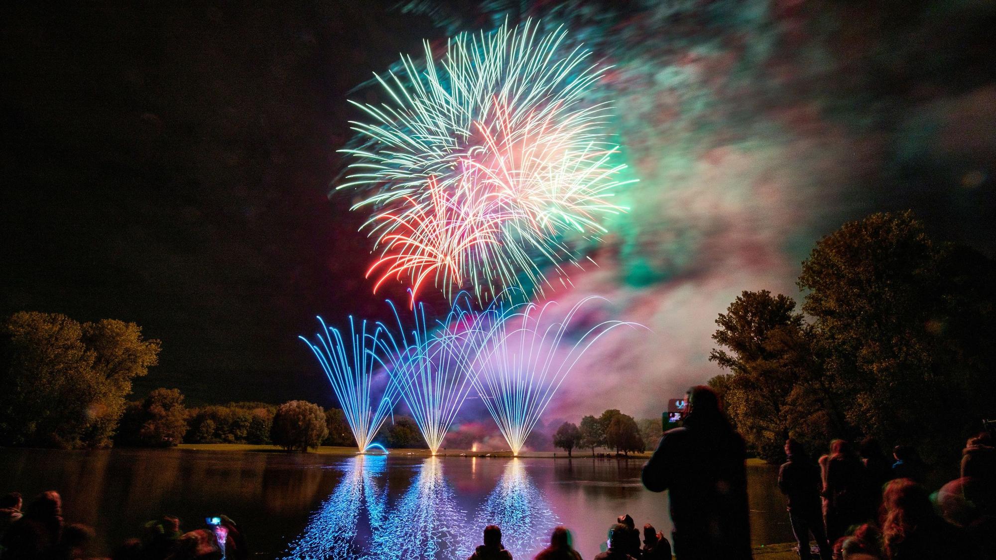 Ein Feuerwerk ist im Bonner Rheinaue