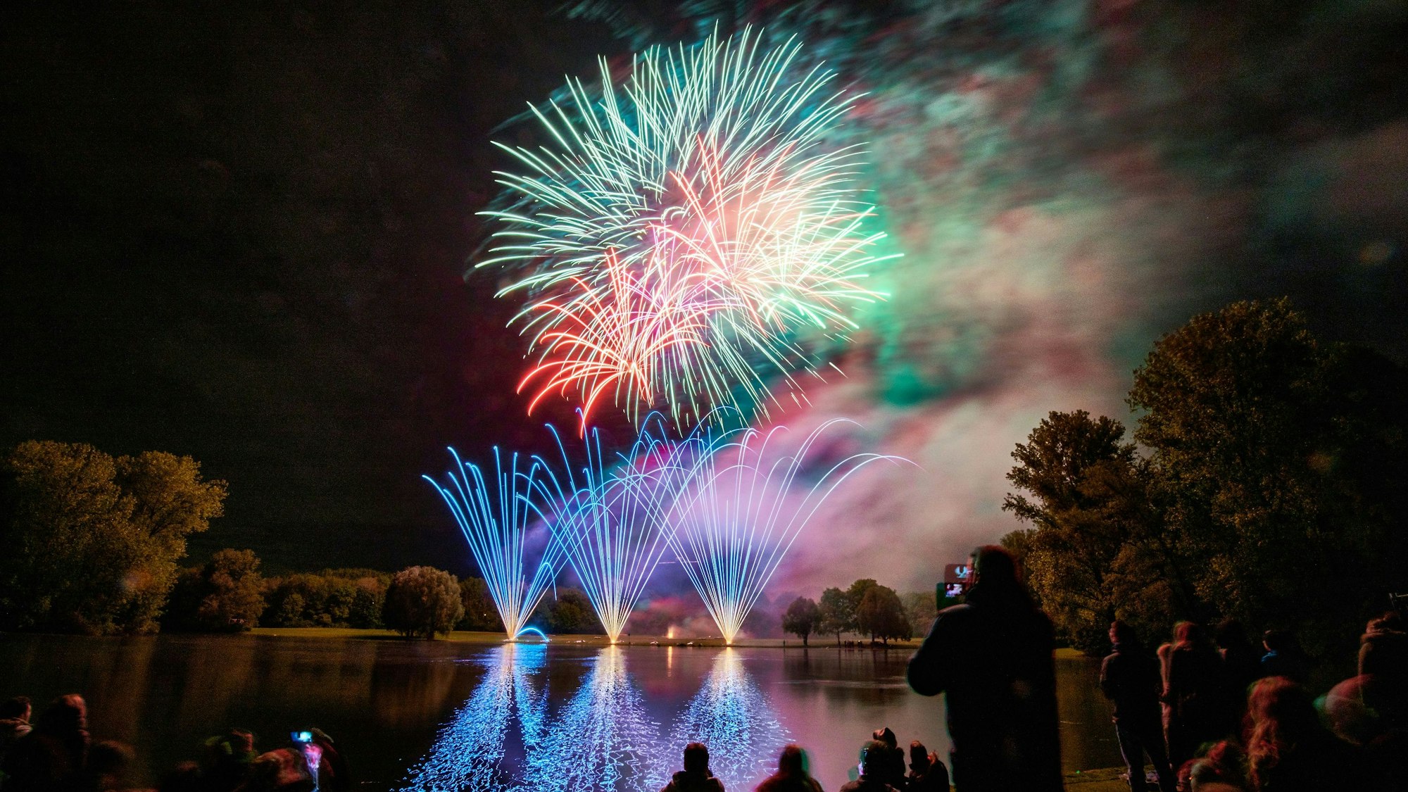 Ein Feuerwerk ist im Bonner Rheinaue