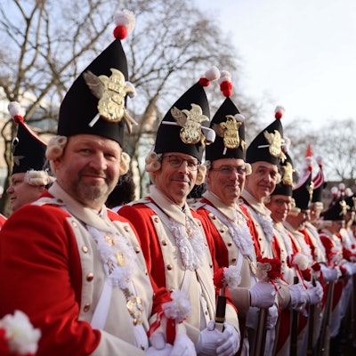 Am Samstag haben die Roten Funken mit Jecken, Bands und anderen Traditionskorps auf dem Kölner Neumarkt gefeiert.