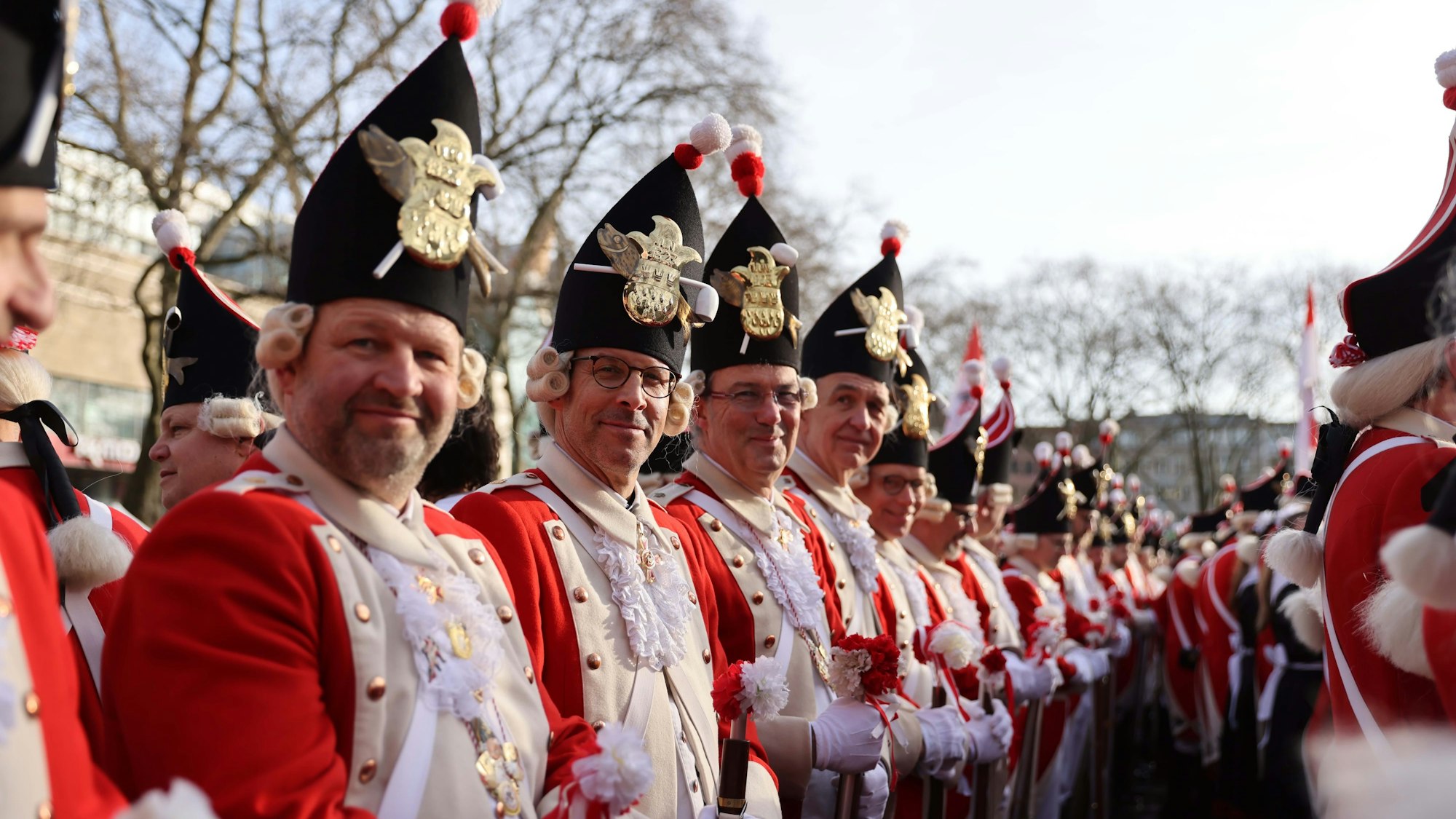 Am Samstag haben die Roten Funken mit Jecken, Bands und anderen Traditionskorps auf dem Kölner Neumarkt gefeiert.
