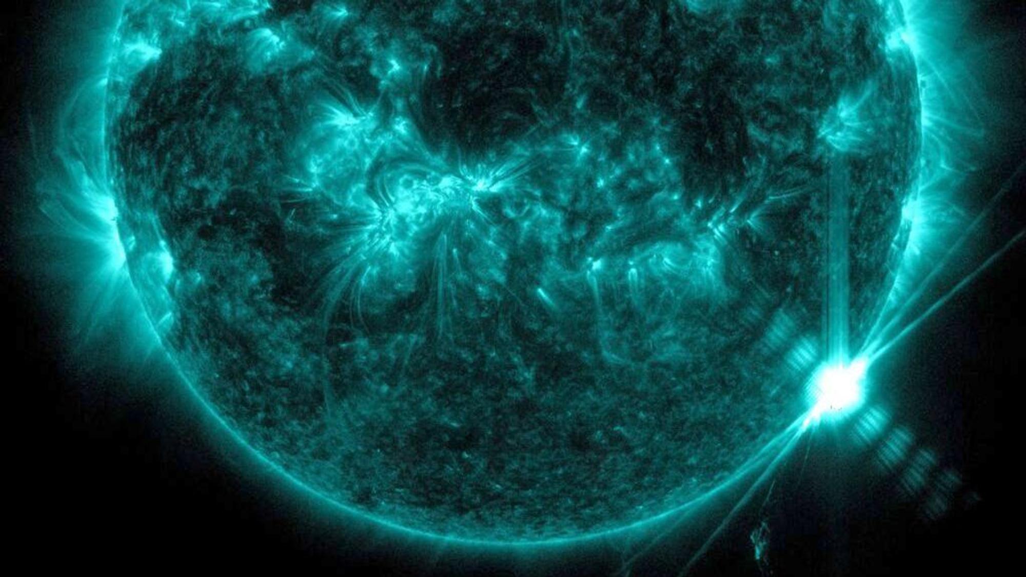 Diese Satellitenaufnahme der US-Weltraumbehörde NASA zeigt mehrere Eruptionen auf der Sonne. Die Eruptionen sind die heftigsten, die die Weltraumforscher in den vergangenen Jahren registriert haben.