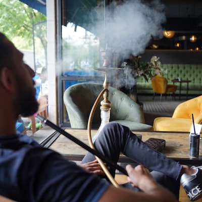 Ein Blick auf die Steuerstatistik bestätigt den schlechten Zustand der Shisha-Branche. Laut Statistischem Bundesamt wurden 2023 Steuerzeichen für 727 Tonnen Wasserpfeifentabak ausgegeben und damit deutlich weniger als 2022.