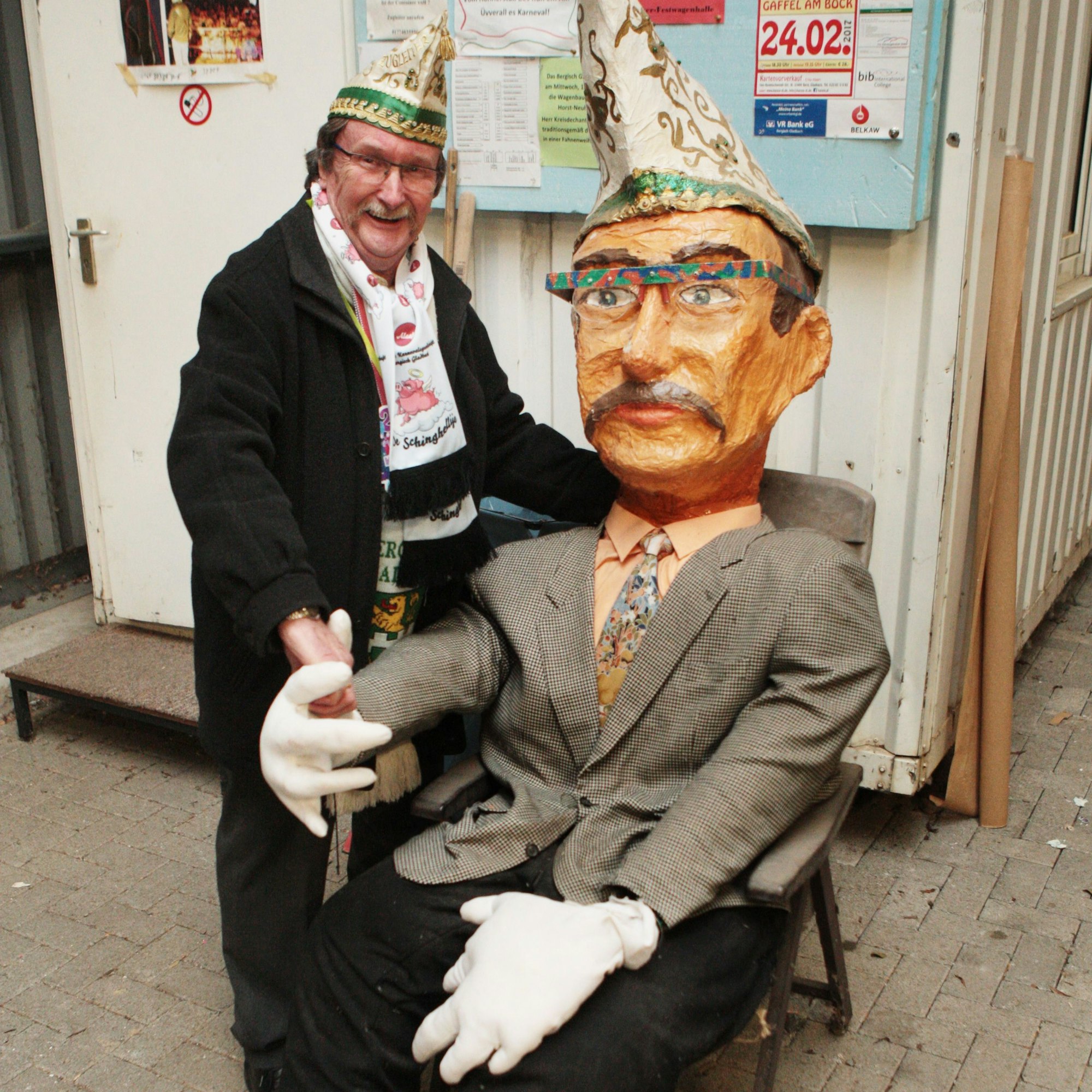 Zugleiter Helmut Kraus steht neben einer Pappmaschefigur, die seine Züge trägt.