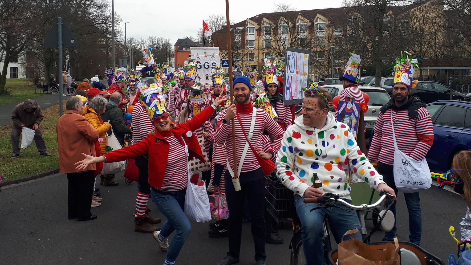 Vor Tausenden Jecken ist der Riehler Samstagszoch durchs Veedel gezogen.