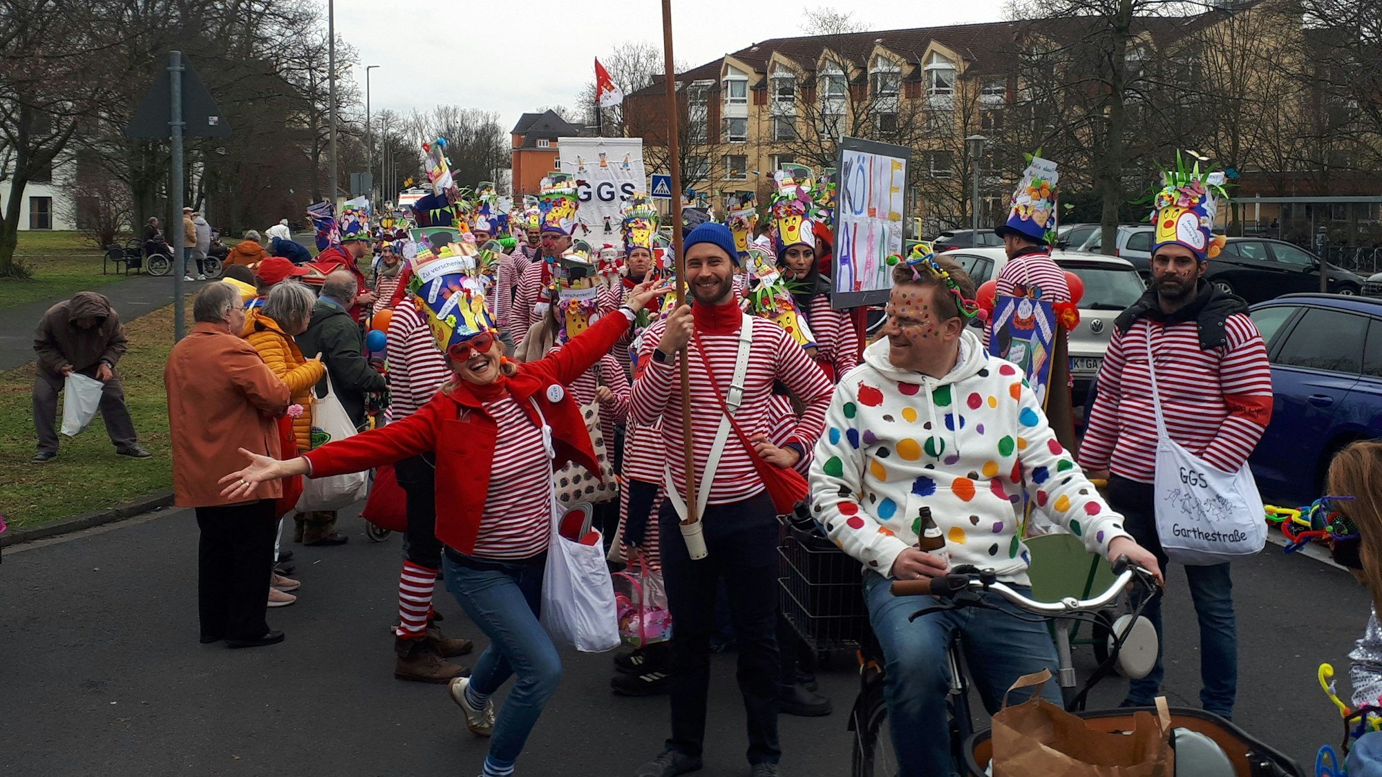 Vor Tausenden Jecken ist der Riehler Samstagszoch durchs Veedel gezogen.