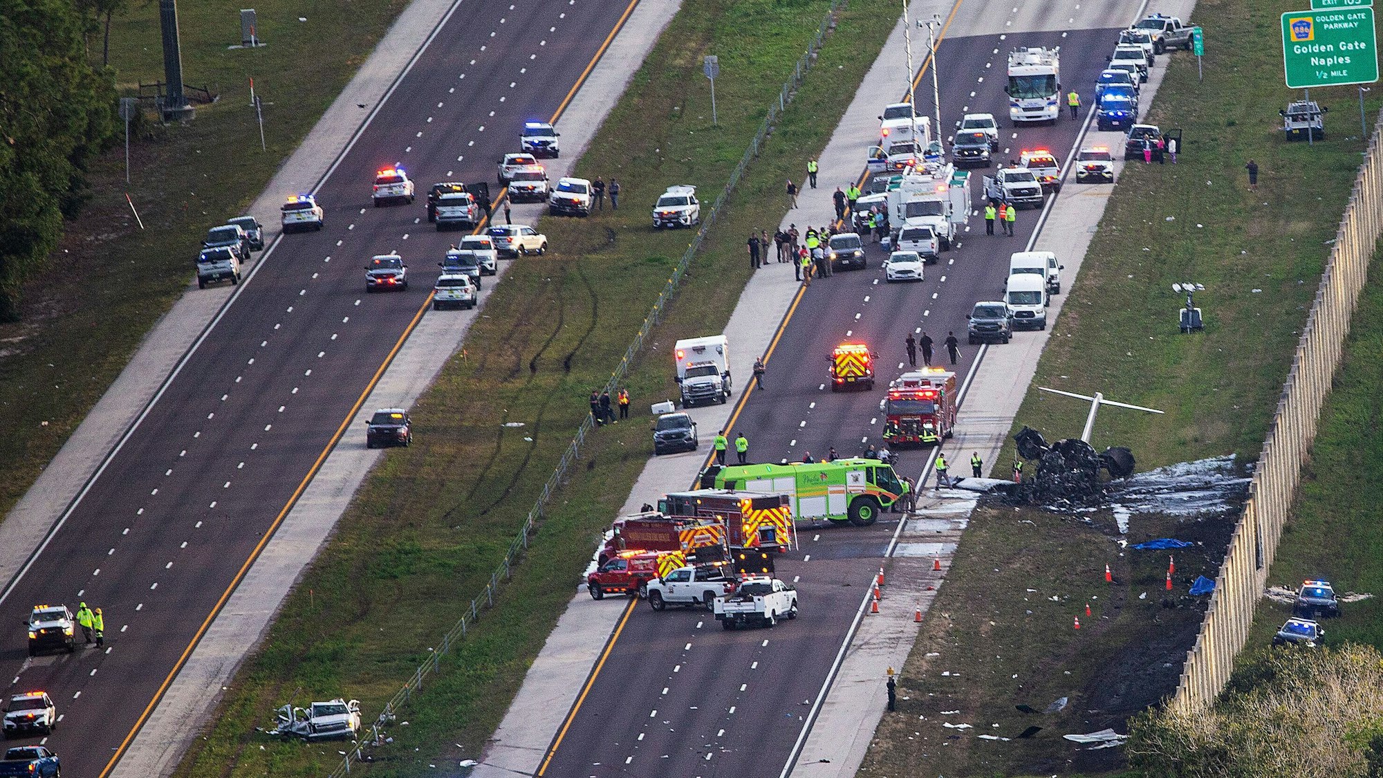 Rettungskräfte arbeiten an der Absturzstelle des Kleinflugzeugs auf der Interstate 75 nahe der Ausfahrt 105.
