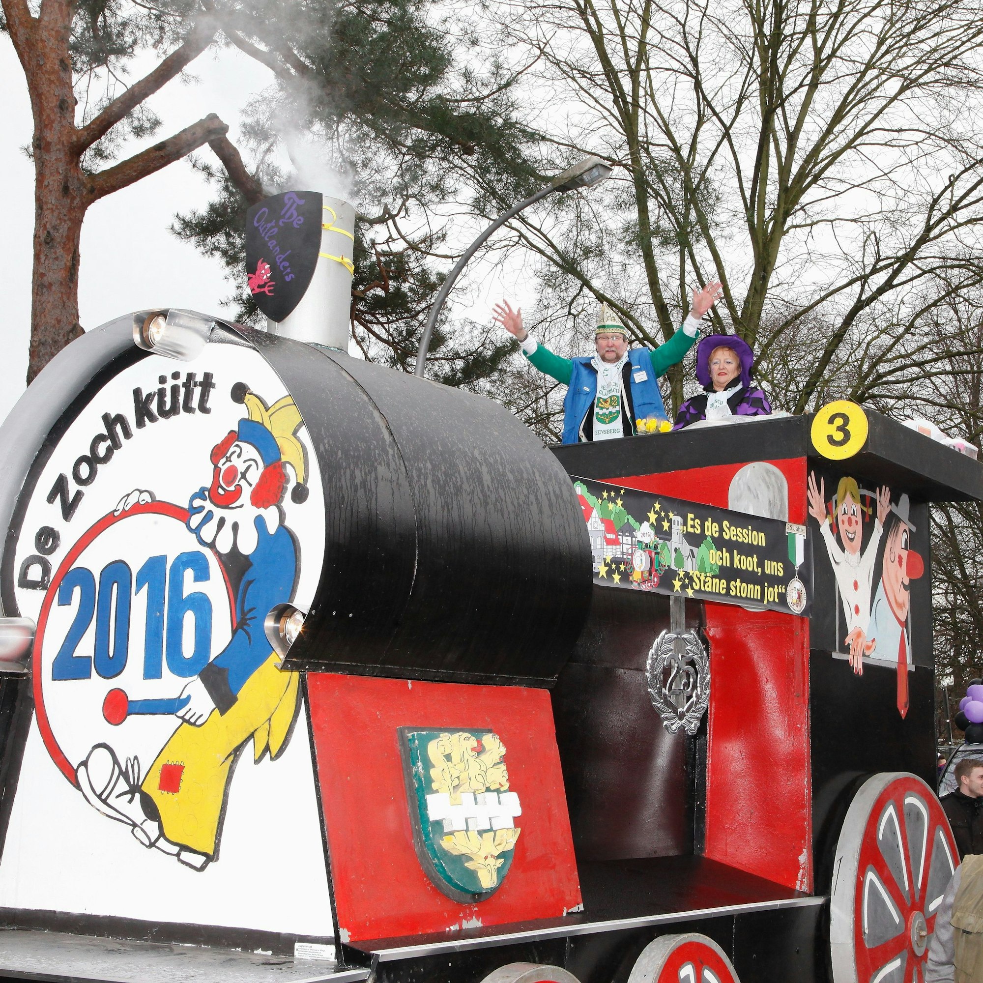 Helmut Kraus steht auf dem Turm seiner Zugführerlok im Gladbacher Karnevalszoch.