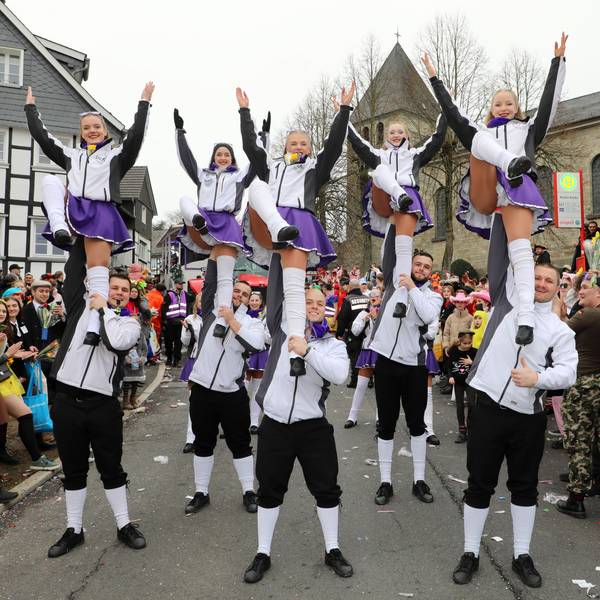 Karnevalisten feiern an Weiberfastnacht die Eröffnung des Straßenkarnevals auf dem Alter Markt in Köln. Sie sind bunt verkleidet und geschminkt.