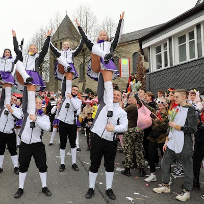 Karnevalisten feiern an Weiberfastnacht die Eröffnung des Straßenkarnevals auf dem Alter Markt in Köln. Sie sind bunt verkleidet und geschminkt.