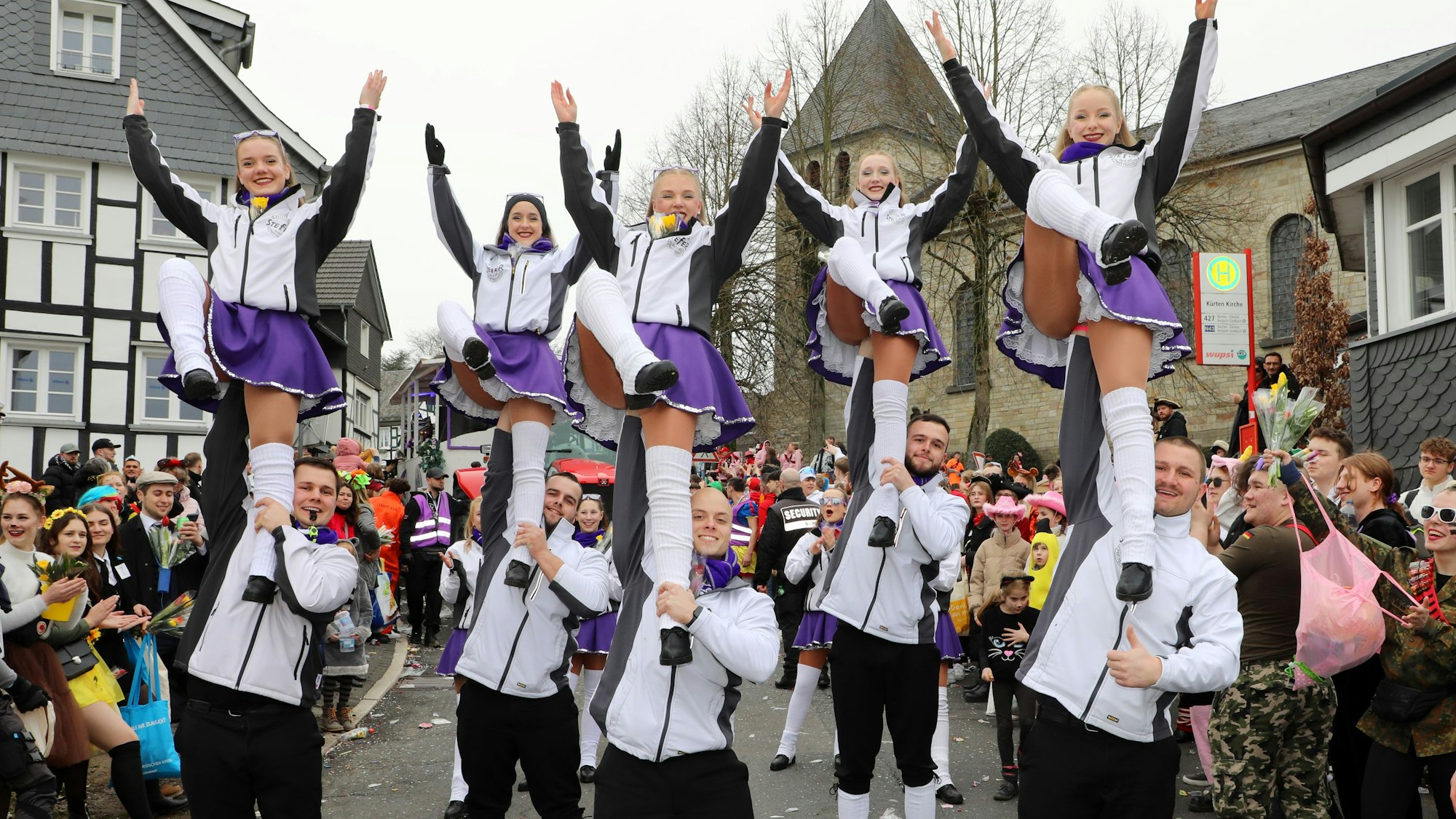Karnevalisten feiern an Weiberfastnacht die Eröffnung des Straßenkarnevals auf dem Alter Markt in Köln. Sie sind bunt verkleidet und geschminkt.