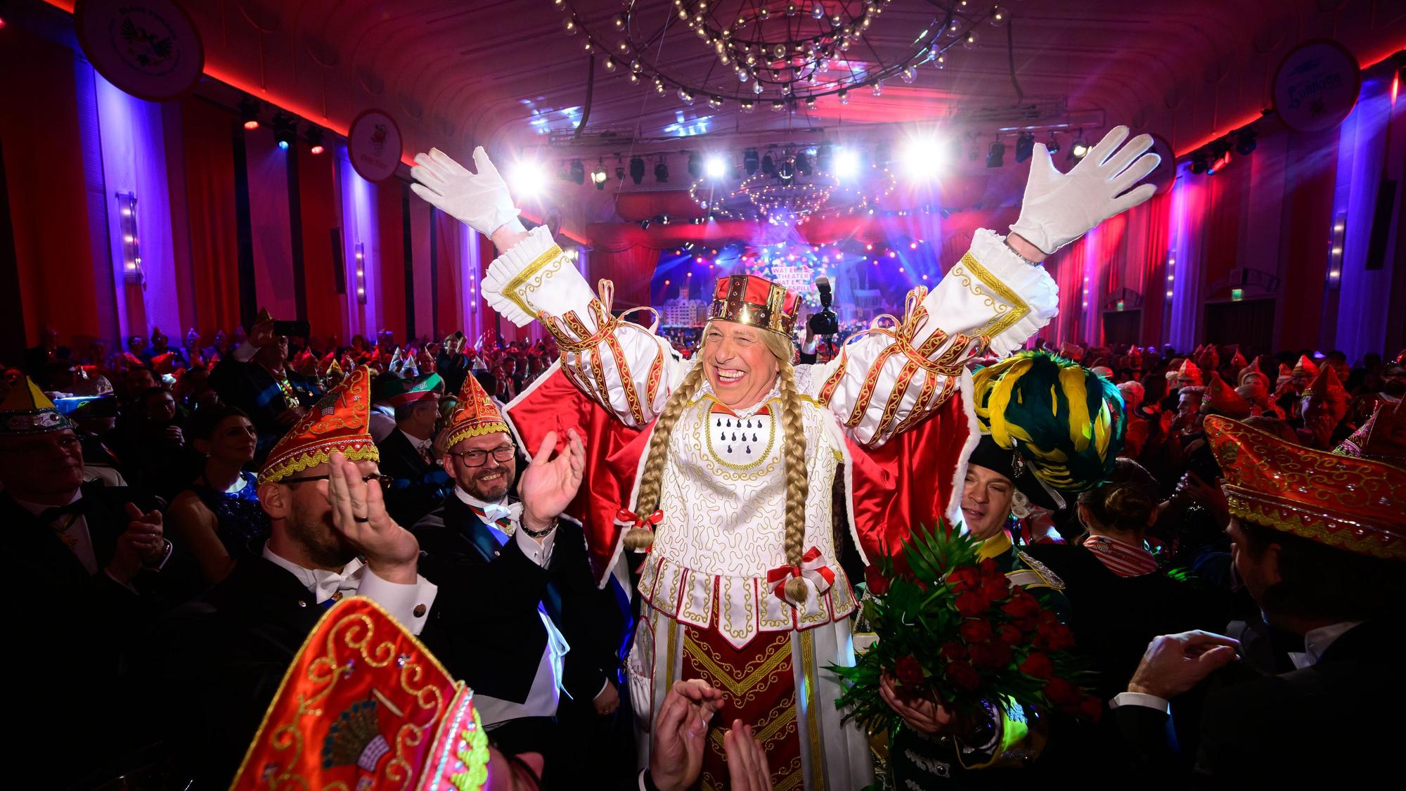 Jungfrau Frieda bei der Prinzenproklamation im Gürzenich.
