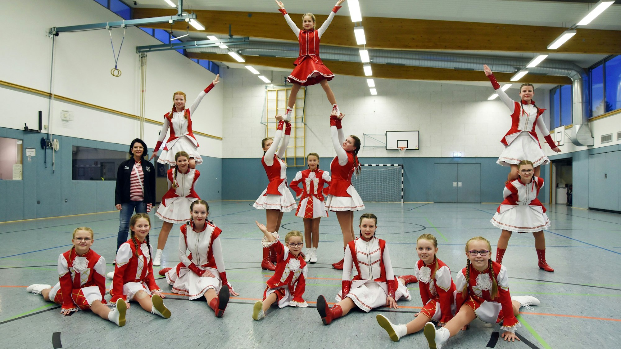 Eine Tanzgruppe, bestehend aus Mädchen, zeigt eine Choreografie.