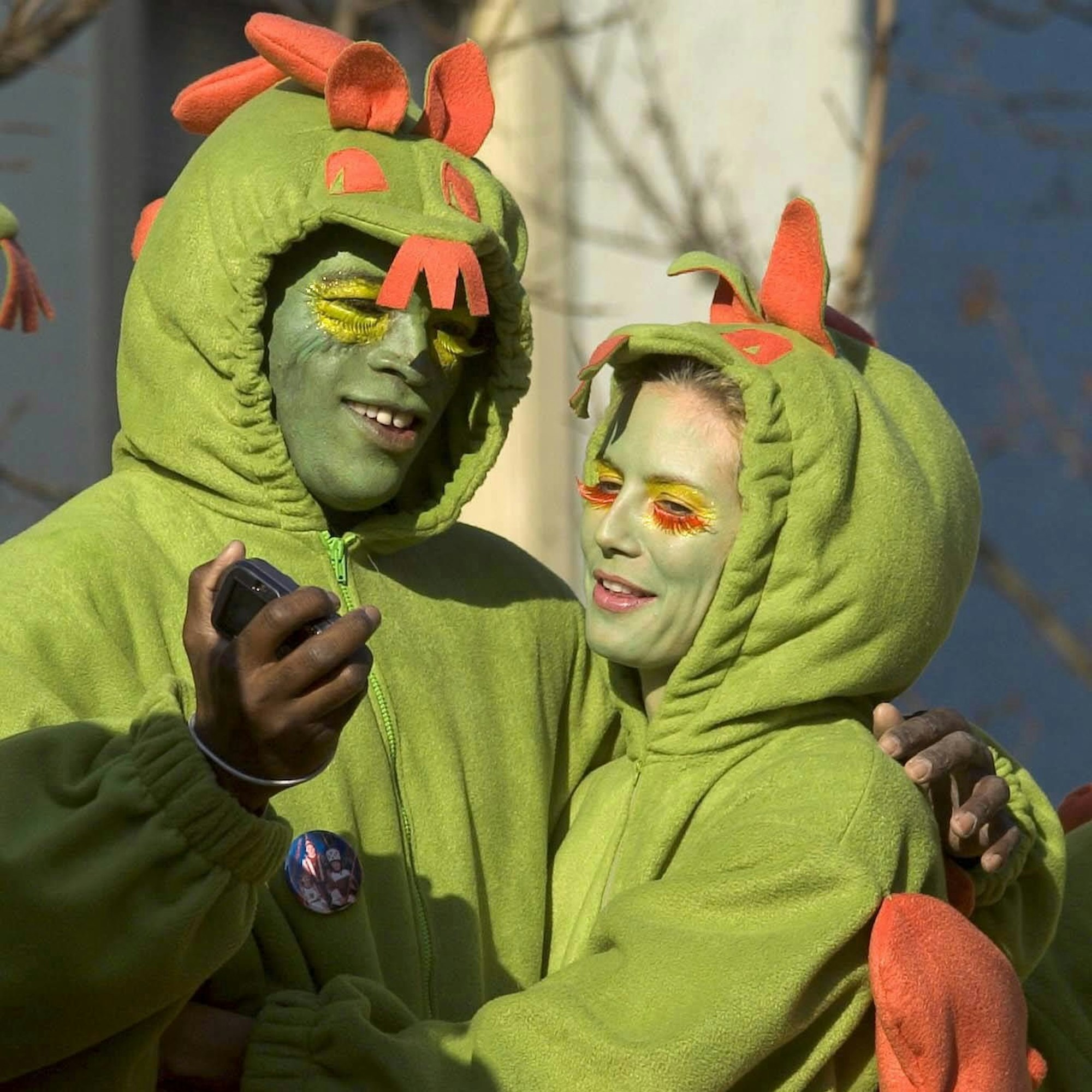 Der Popsaenger Seal und das "Supermodel" Heidi Klum verteilen am Sonntag bei einem Karnevalszug in Bergisch Gladbach Suessigkeiten.