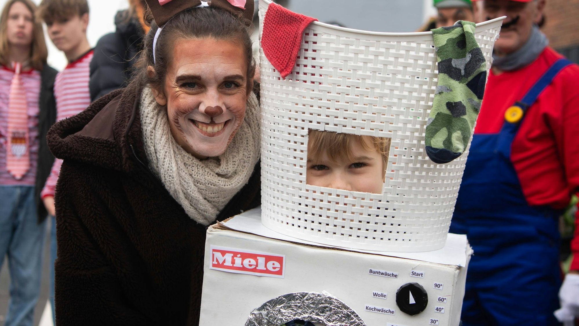 Joah und seine Mutter Melody hatten gemeinsam ein ziemlich jeckes Kostüm gebastelt. Der Siebenjährige war eine Waschmaschine.