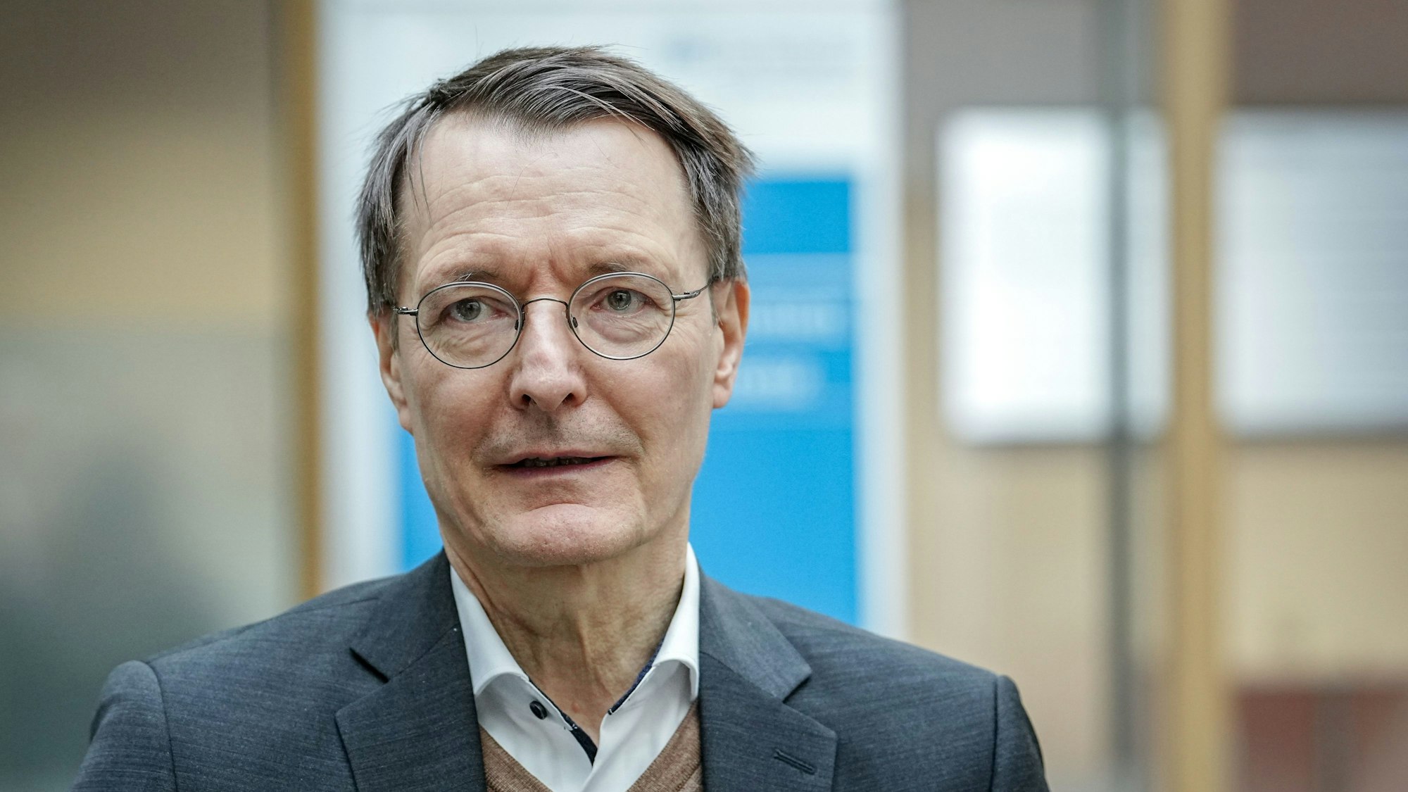 Karl Lauterbach (SPD), Bundesminister für Gesundheit, erzählt von einem Geschenk, über das er sich besonders gefreut hat. (Archivbild)