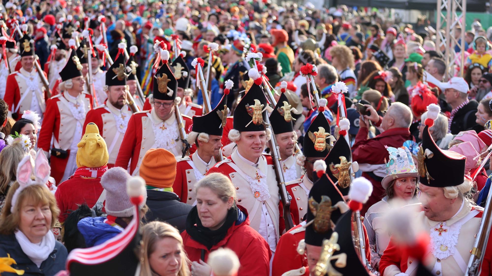 Am Samstag haben die Roten Funken mit Jecken, Bands und anderen Traditionskorps auf dem Kölner Neumarkt gefeiert.
