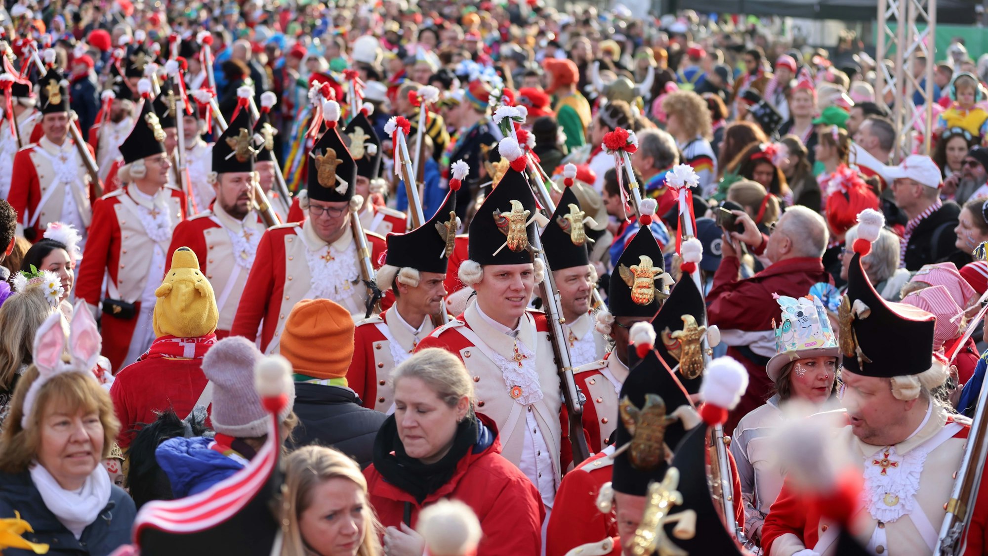 Am Samstag haben die Roten Funken mit Jecken, Bands und anderen Traditionskorps auf dem Kölner Neumarkt gefeiert.