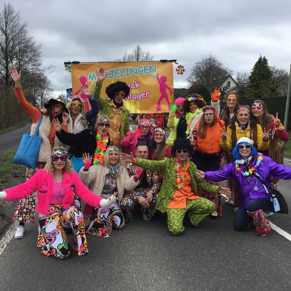 Hippies jubeln vor einem Karnevalswagen in Overath-Marialinden.