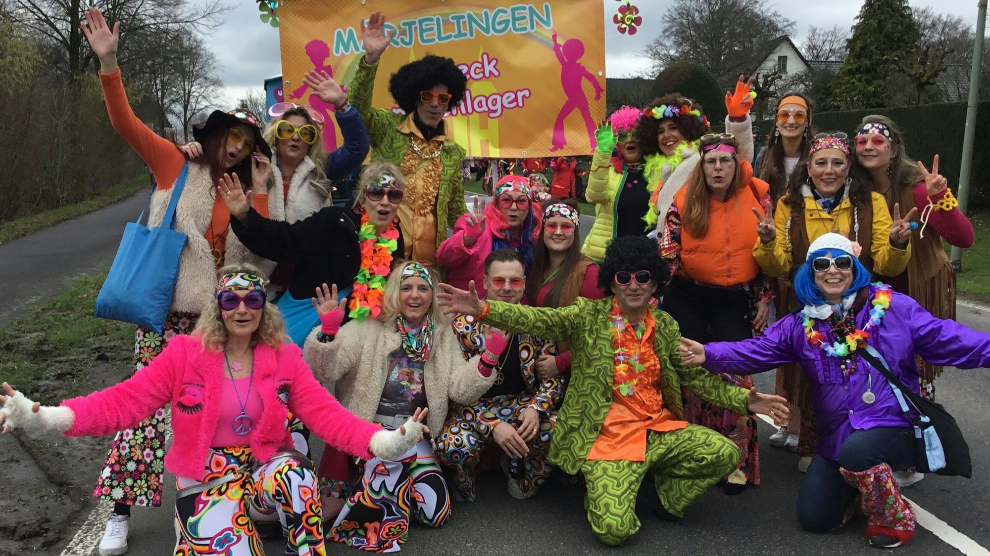 Hippies jubeln vor einem Karnevalswagen in Overath-Marialinden.