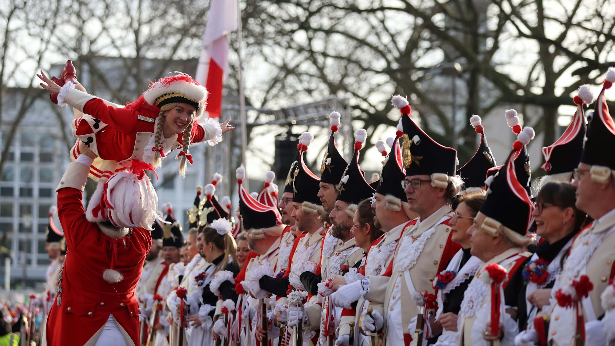 Am Samstag haben die Roten Funken mit Jecken, Bands und anderen Traditionskorps auf dem Kölner Neumarkt gefeiert.