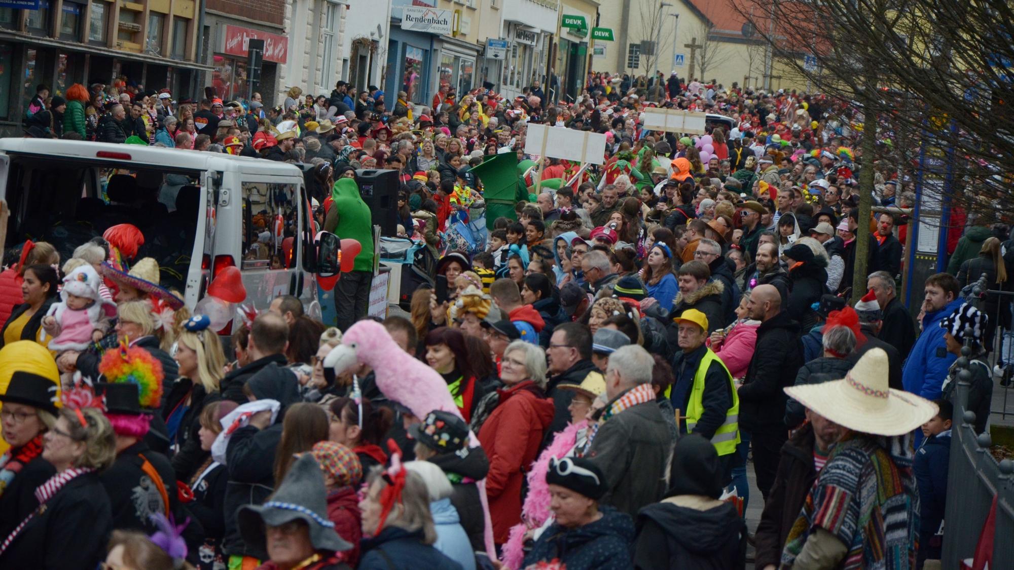 Der Euskirchener Südstadtzug lockte Tausende Besucher an, wie dieses Foto von der Münstereifeler Straße beweist.
