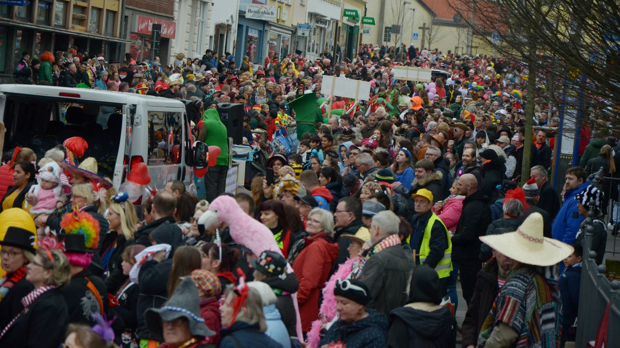 Der Euskirchener Südstadtzug lockte Tausende Besucher an, wie dieses Foto von der Münstereifeler Straße beweist.