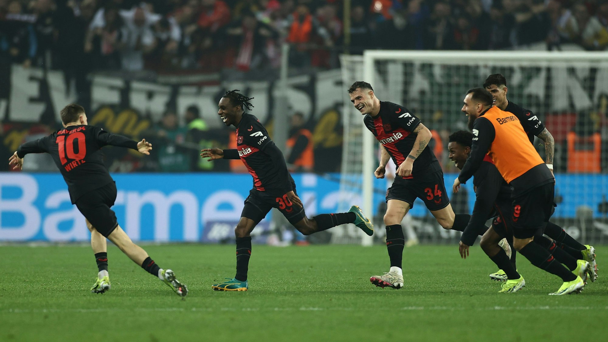 Leverkusens Jeremie Frimpong (2.v.l) jubelt über das Tor zum 3:0.