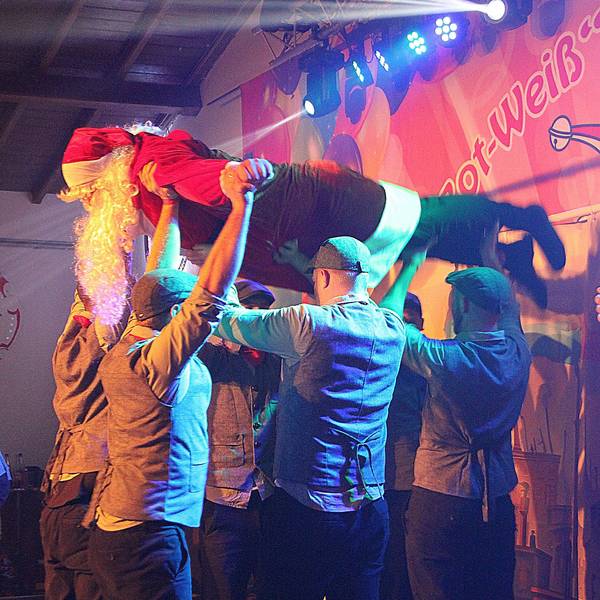Das Männerballett aus Kückhoven zeigt in Iversheim eine Hebefigur mit einem als Nikolaus verkleideten Tänzer.