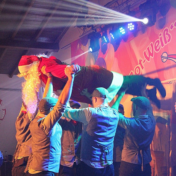 Das Männerballett aus Kückhoven zeigt in Iversheim eine Hebefigur mit einem als Nikolaus verkleideten Tänzer.