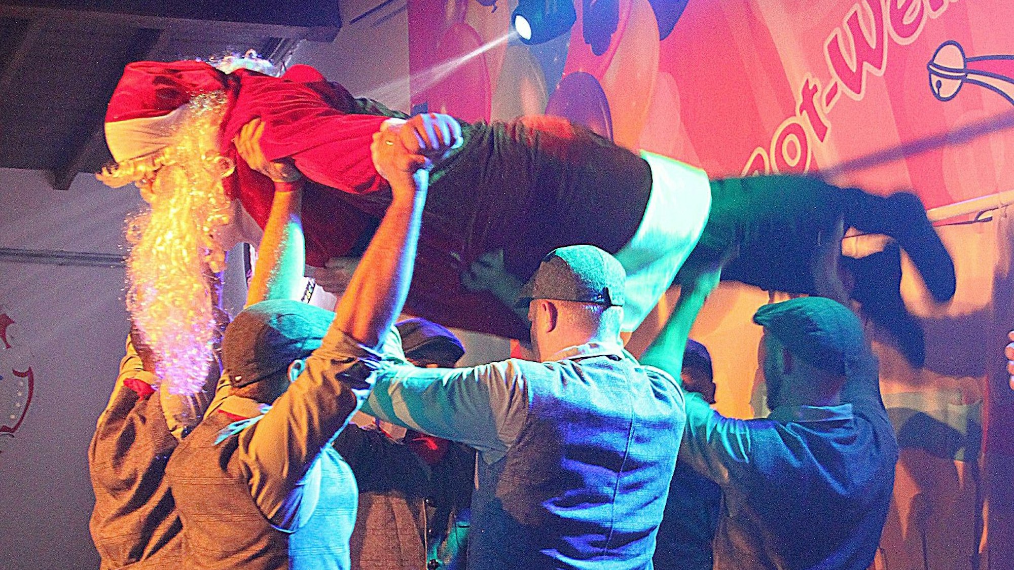 Das Männerballett aus Kückhoven zeigt in Iversheim eine Hebefigur mit einem als Nikolaus verkleideten Tänzer.