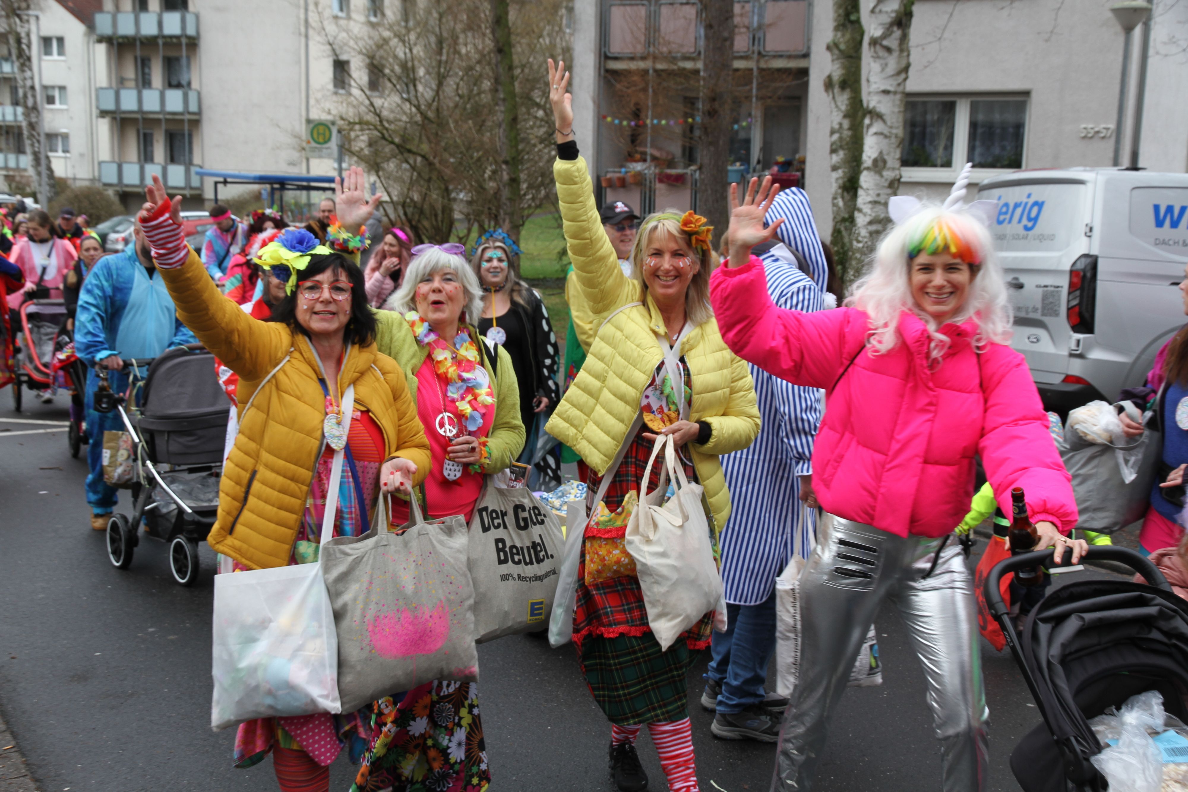 Bunt kostümierte Frauen in einem Karnevalszug