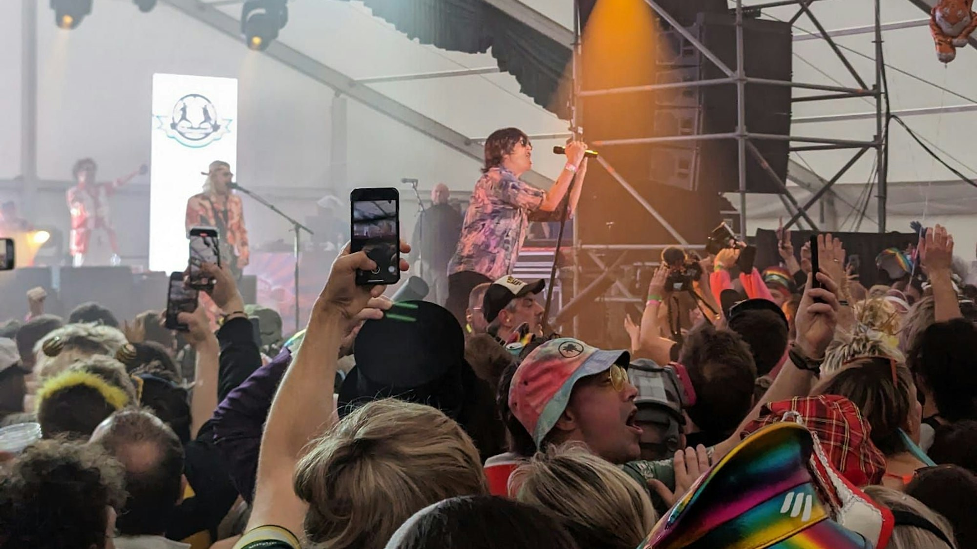 Die Toten Hosen mit Sänger Campino auf der Bühne am Flughafen Köln/Bonn.