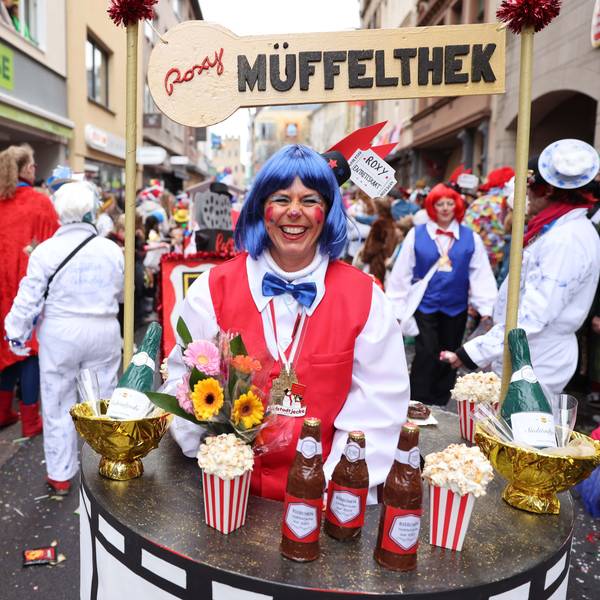 Sieger der Jurywertung: Der Stammdesch Kölsche Sonnenkinder gewann knapp vor dem Stammdesch Südstadtjecke. Die Sonnenkinder verqwandelten die Stadt in eine Kirmes.