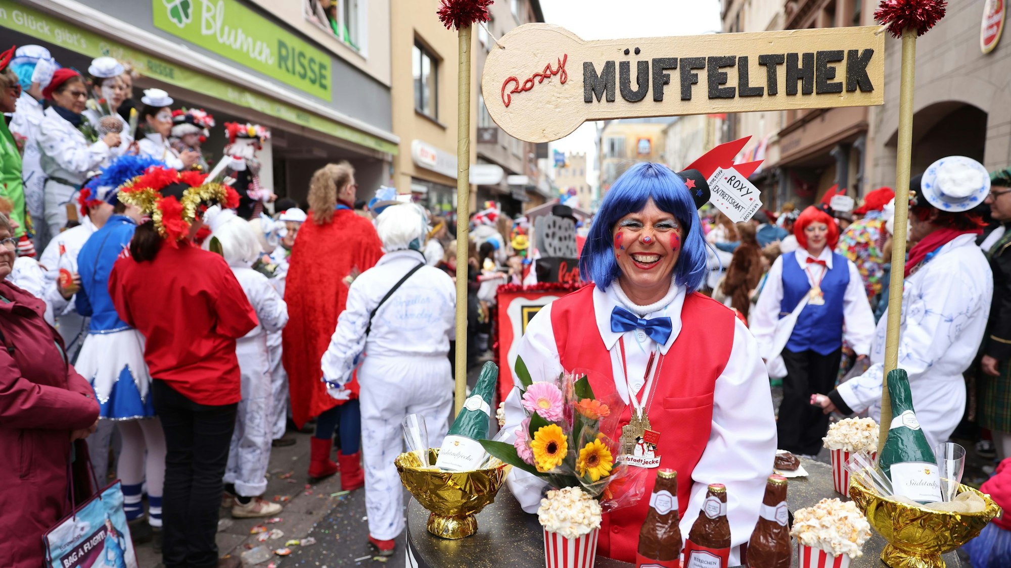 Sieger der Jurywertung: Der Stammdesch Kölsche Sonnenkinder gewann knapp vor dem Stammdesch Südstadtjecke. Die Sonnenkinder verqwandelten die Stadt in eine Kirmes.