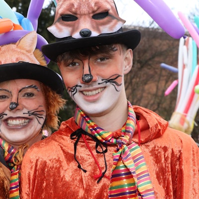 Auf dem Bild sind als Füchse verkleidete Narren zu sehen.