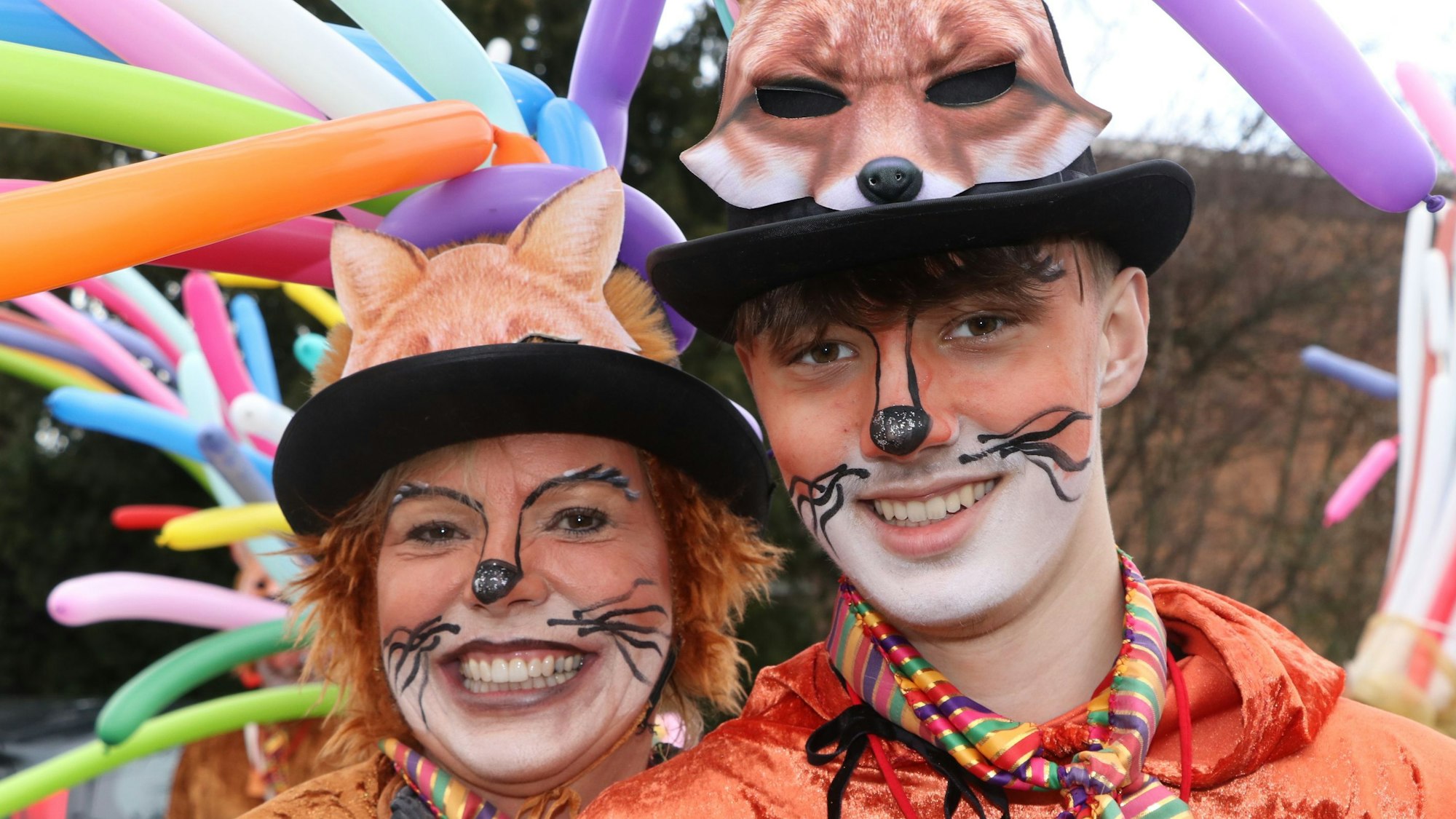 Auf dem Bild sind als Füchse verkleidete Narren zu sehen.