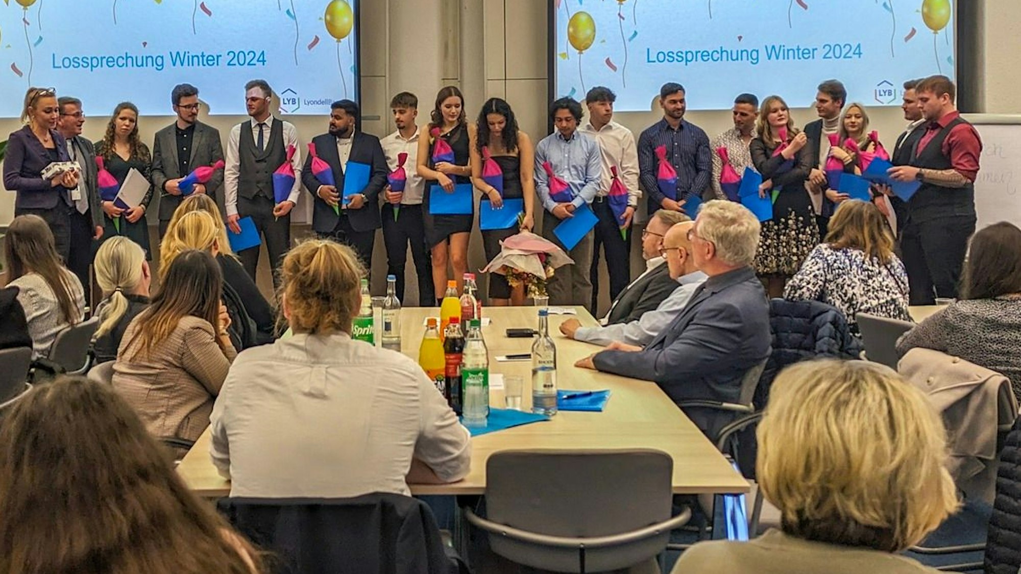 Auf dem Foto sind ehemalige Auszubildende des Chemieunternehmens LyondellBasell zu sehen.