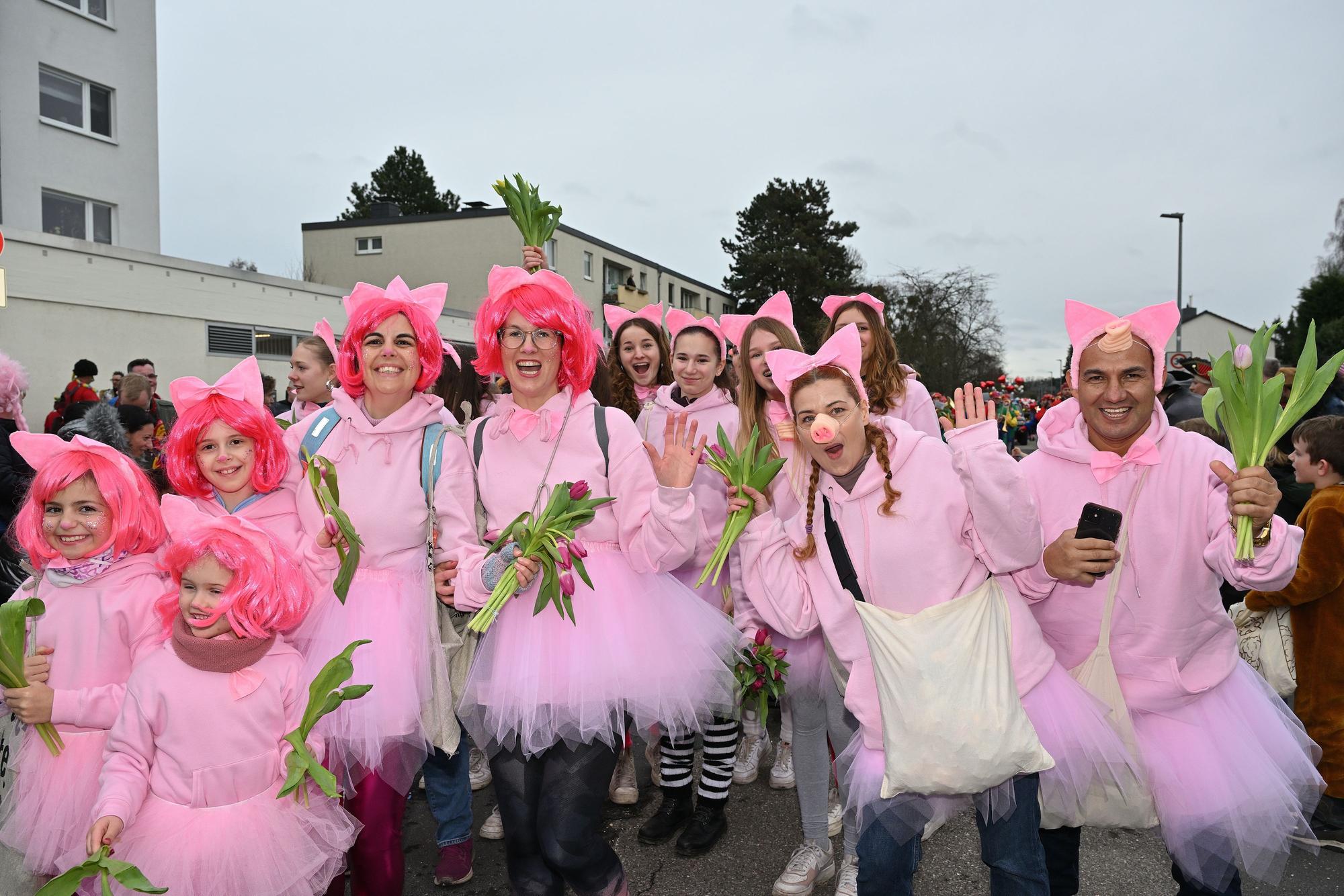 Das Foto zeigt Jecke beim Karnevalszug in Refrath