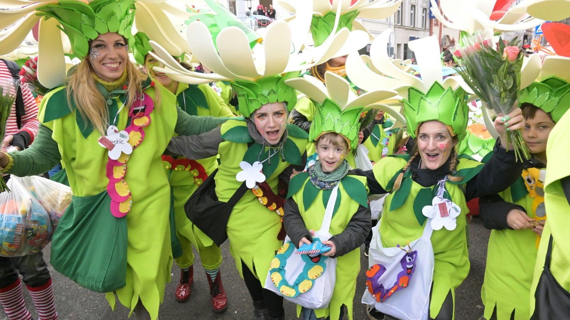 Kinder und Erwachsene Tragen Blumenkostüme.