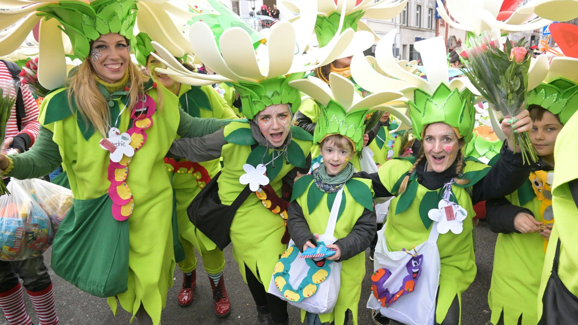 Kinder und Erwachsene Tragen Blumenkostüme.