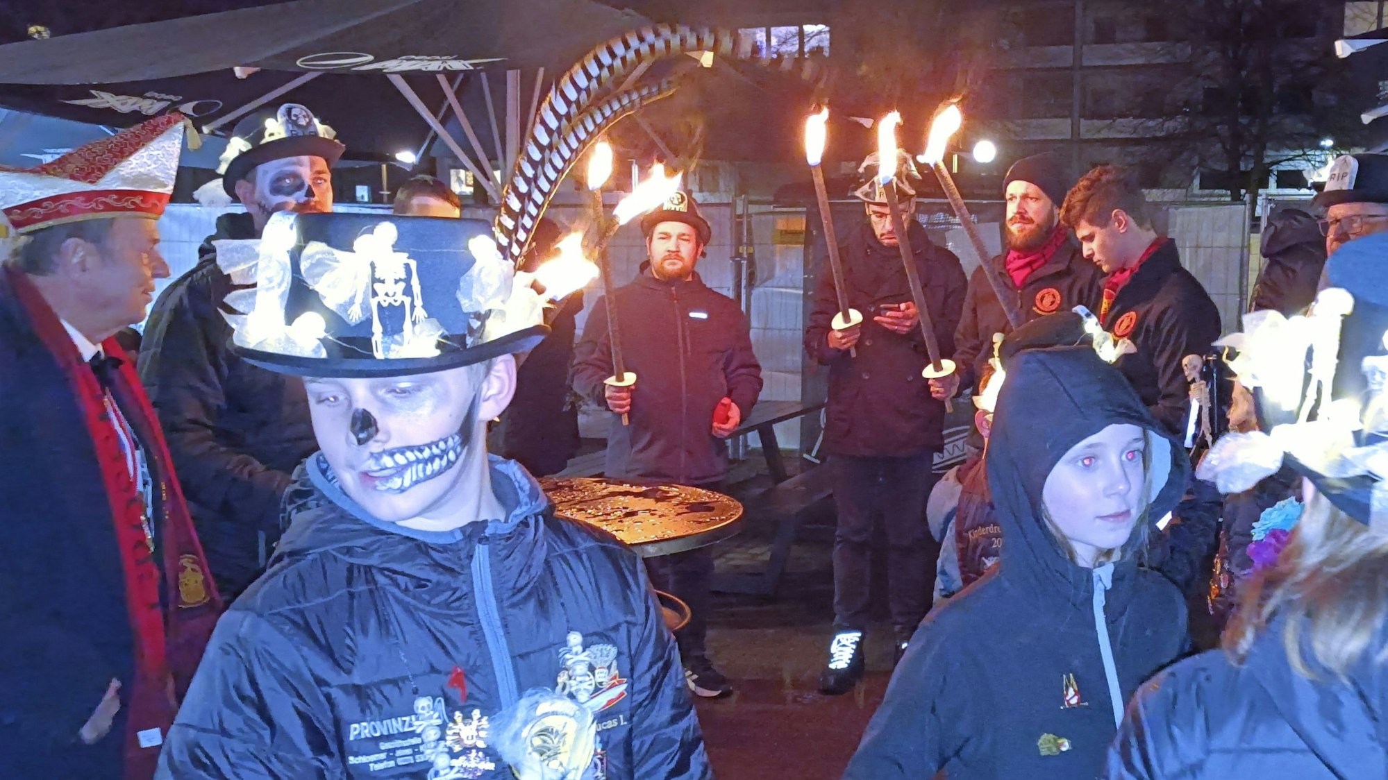 Als Geister verkleidete Menschen mit Fackeln.