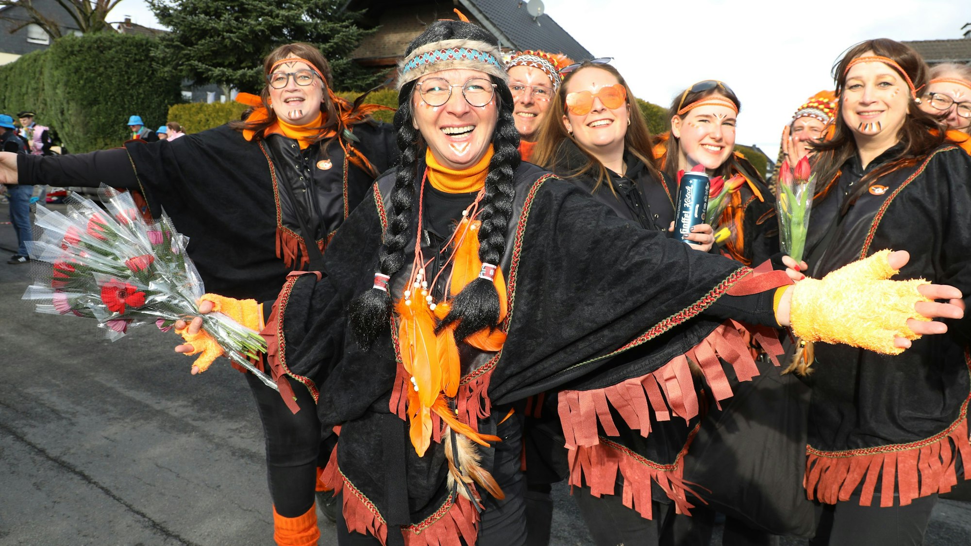 Menschen stehen auf der Straße und jubeln.