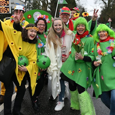Das Foto zeigt Jecke beim Karnevalszug in Hoffnungsthal