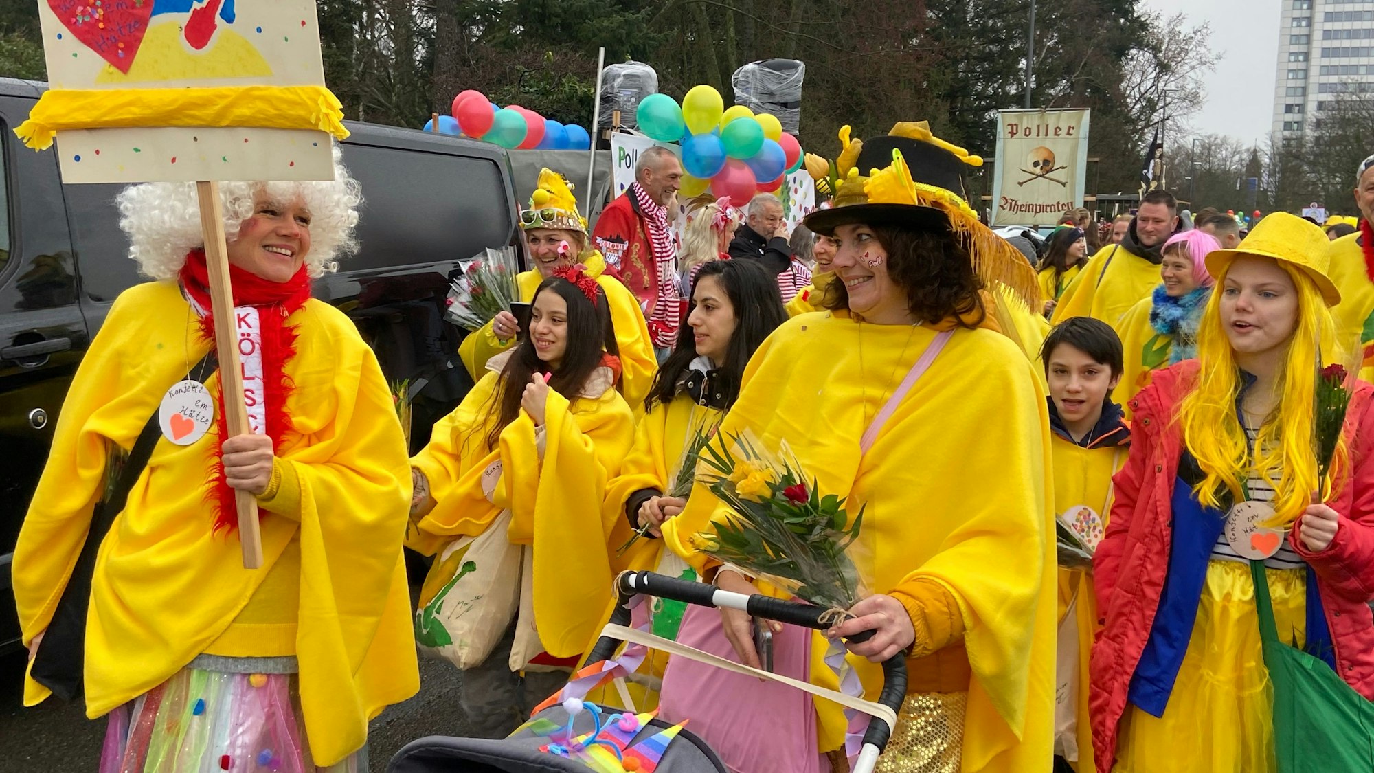 Leuchtend ging es zu beim Veedelszug in Poll.