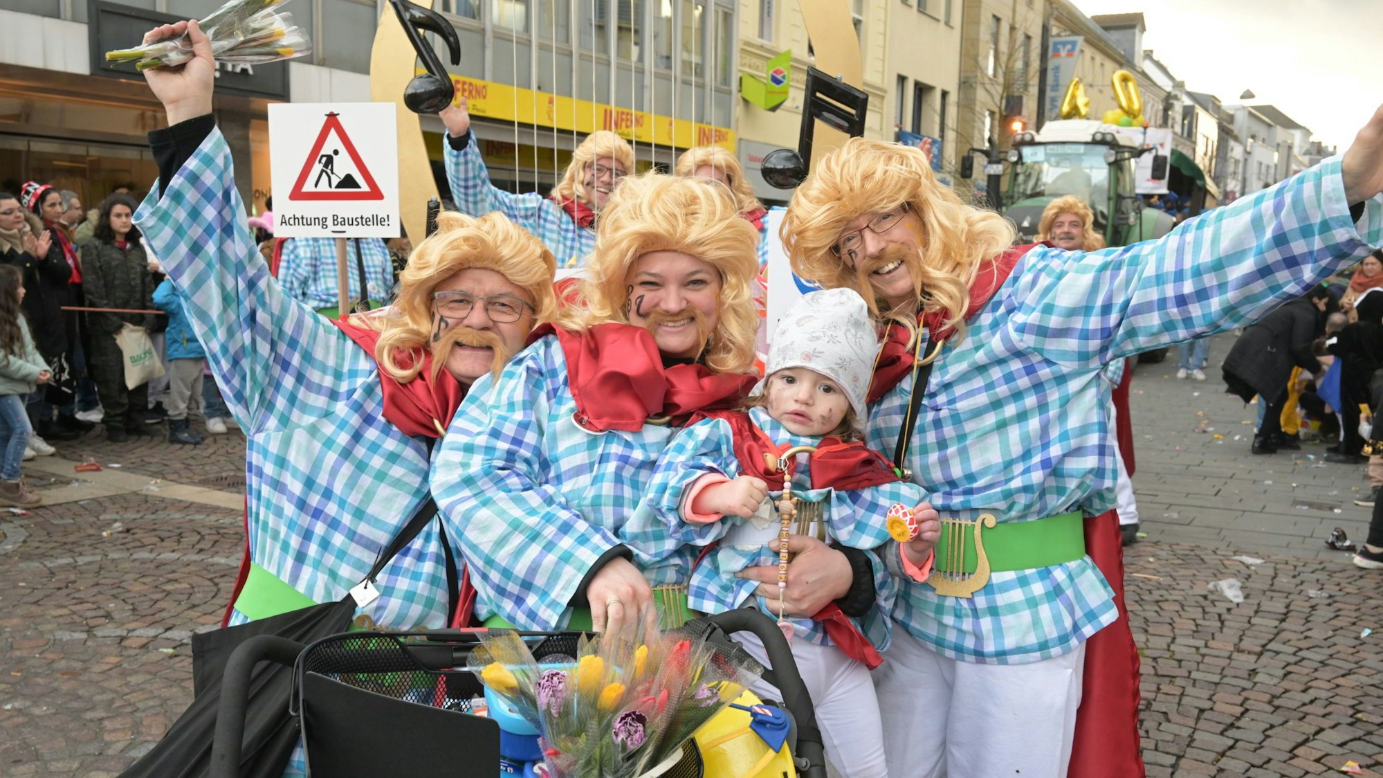 Als Troubadix verkleidet Menschen rufen Alaaf aus.