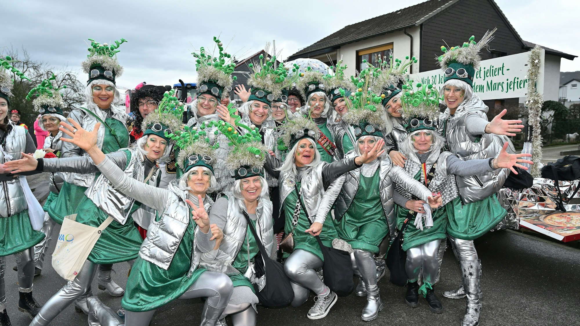 Marsianer-Gruppe im Karnevalszug