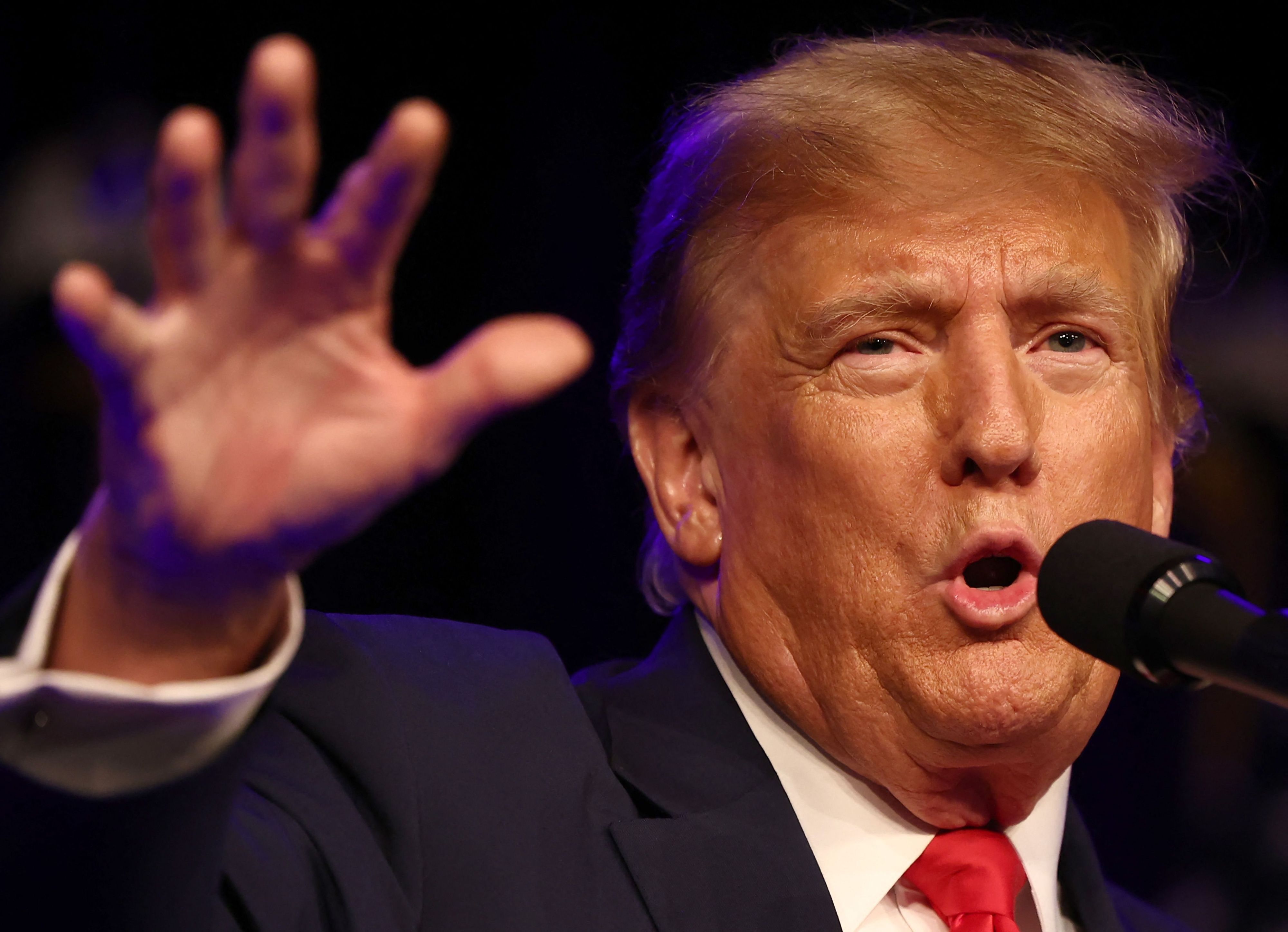 Donald Trump grüßt Unterstützer bei den Vorwahlen in Nevada.