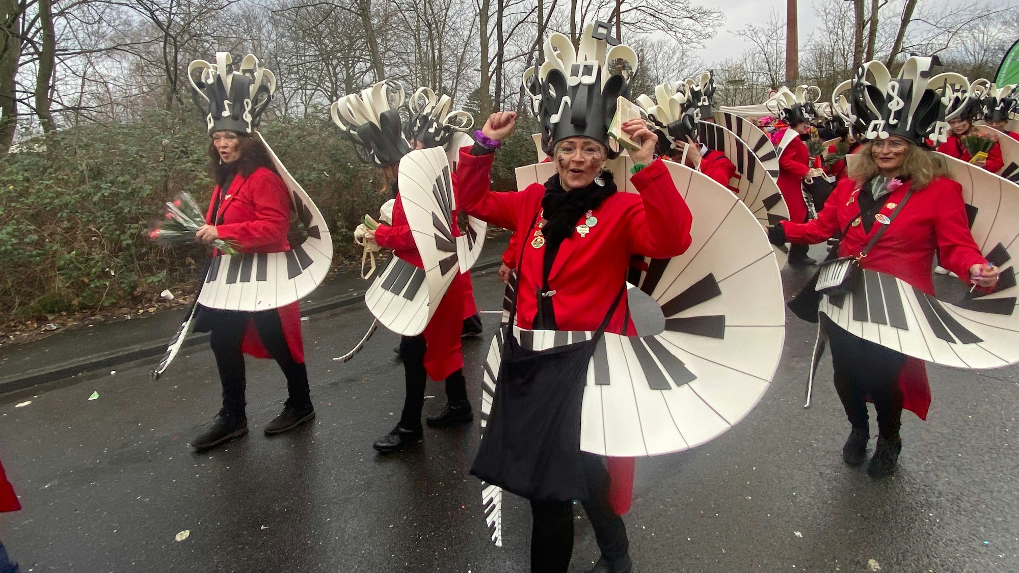 Gruppe im Klavier-Kostüm