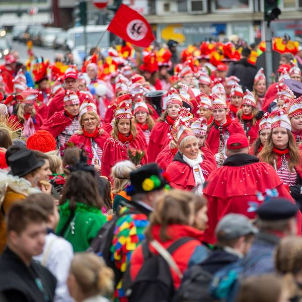 Feiernde ziehen beim Schull- un Veedelszöch durch die Stadt.
