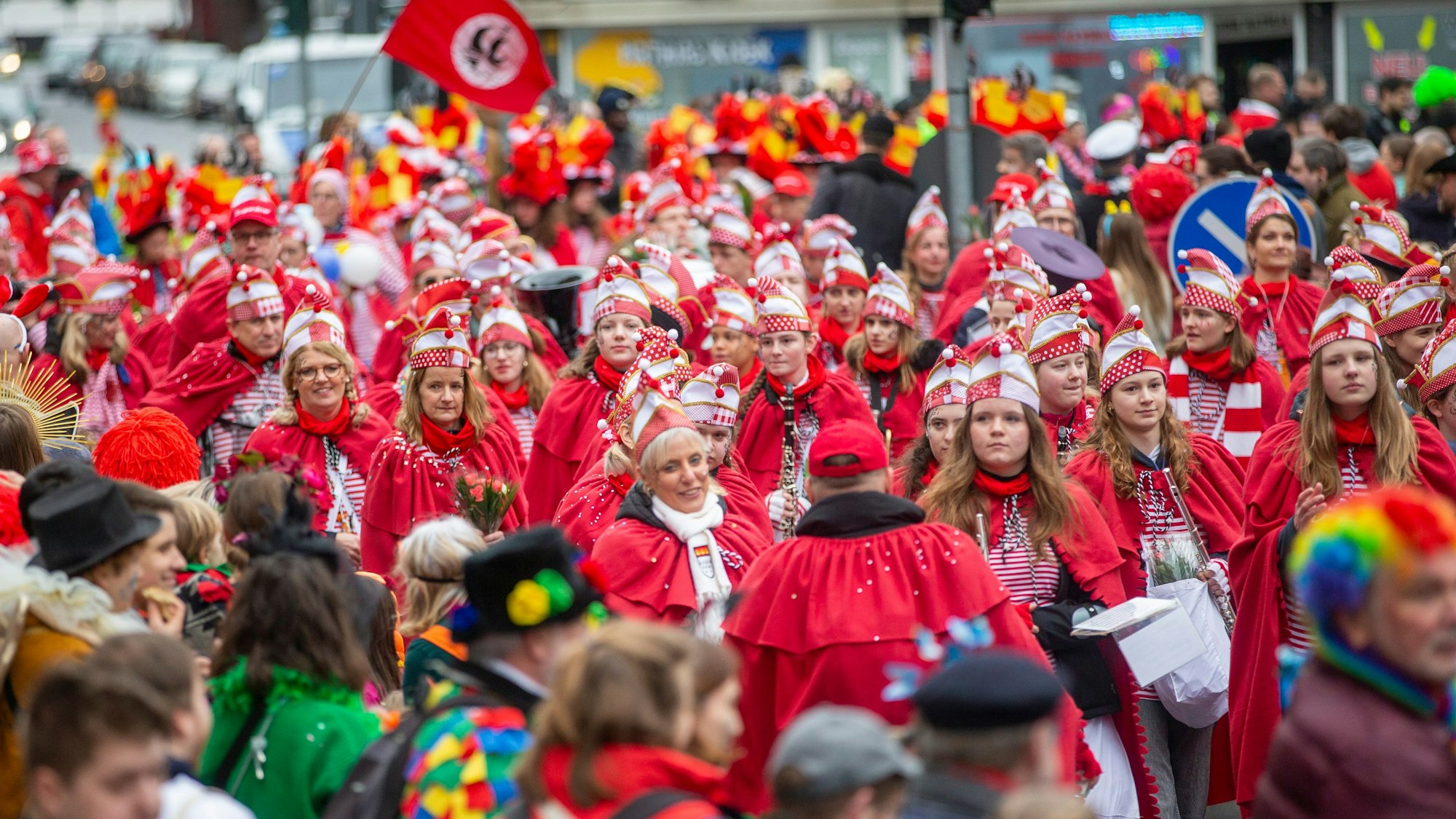 Feiernde ziehen beim Schull- un Veedelszöch durch die Stadt.